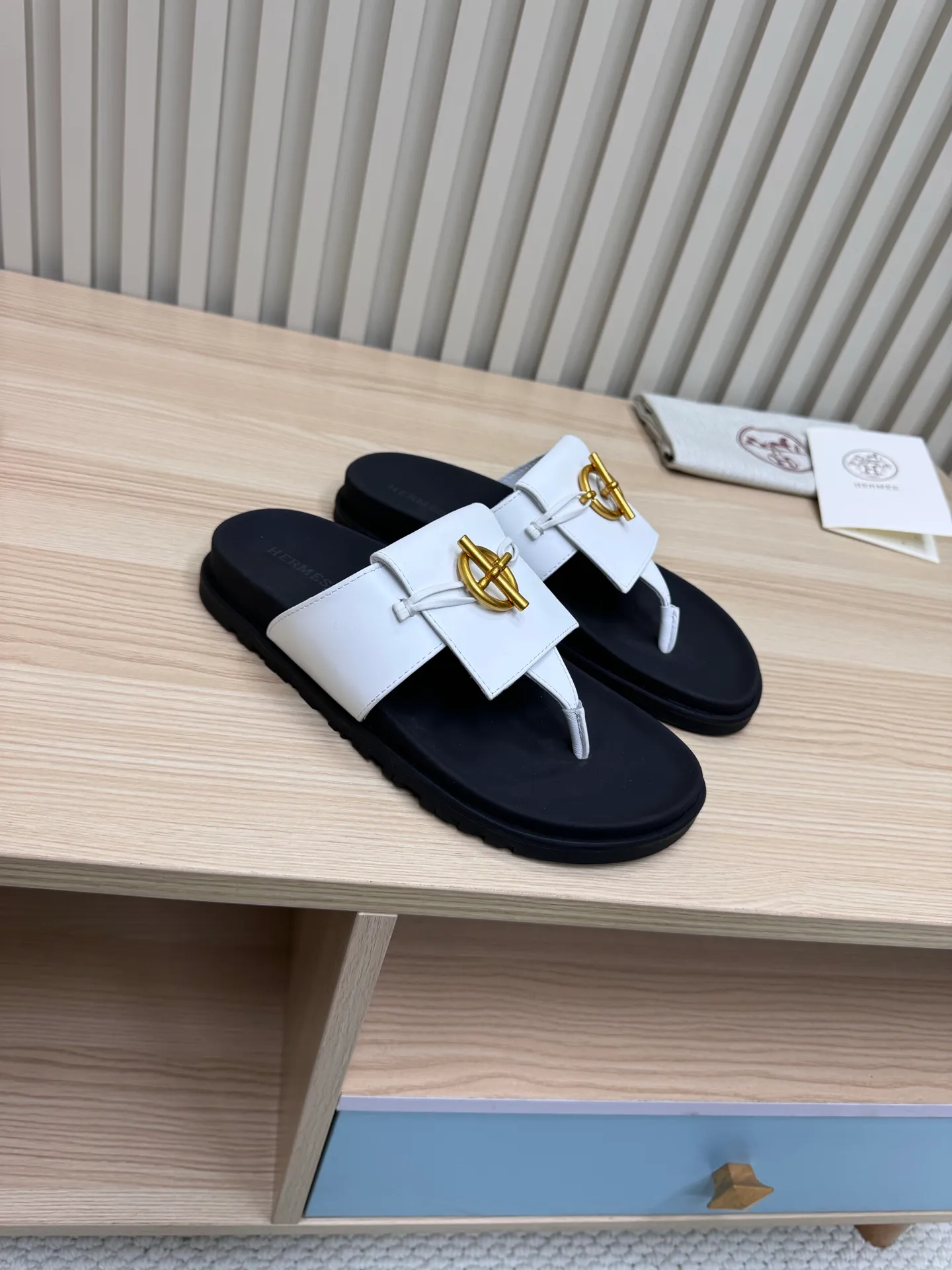 👟👟Ex-factory price 502👟👟Hermes🐎The extremely popular couple’s slippers/the latest hardware buckle sandals and slippers, paired with various colorful socks, so trendy!  ———————— Upper: imported cowhide/sheep leather/cloth/palmprint leather lining: imported cowhide/sheepskin outsole: Tpu non-slip and wear-resistant outsole Female size: 35-42 (40.41.42 non-returnable and non-exchangeable) Male code: 39-45 (45 non-returnable and non-exchangeable)
